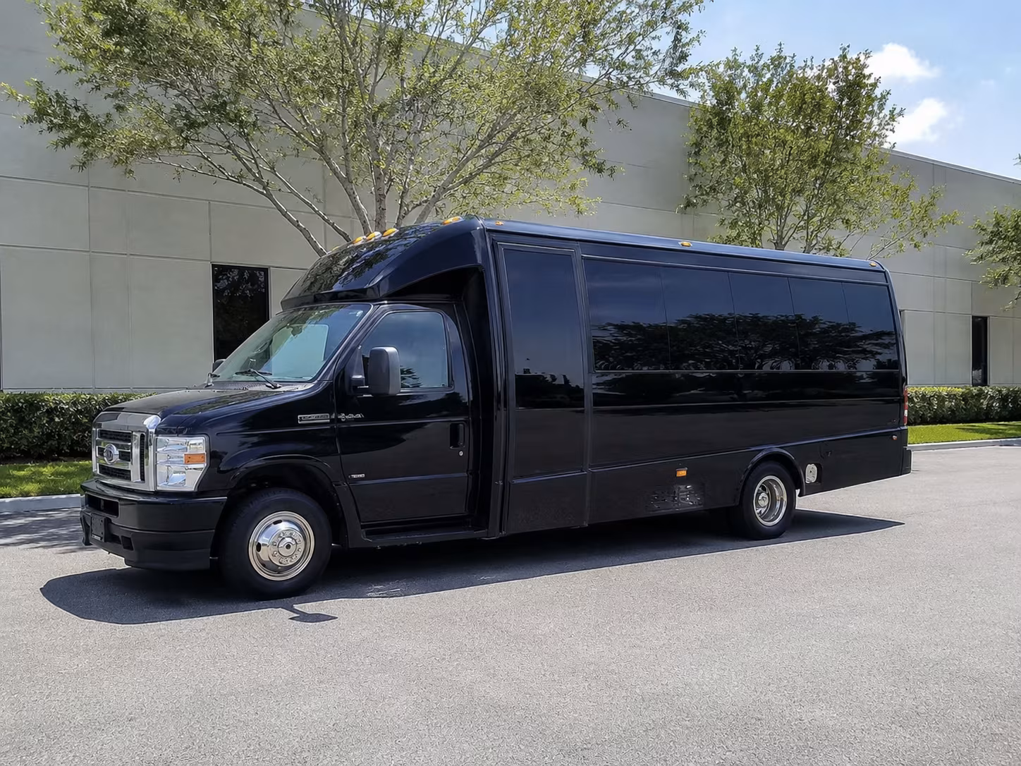 Lincoln Airport Shuttle & Transportation party bus exterior