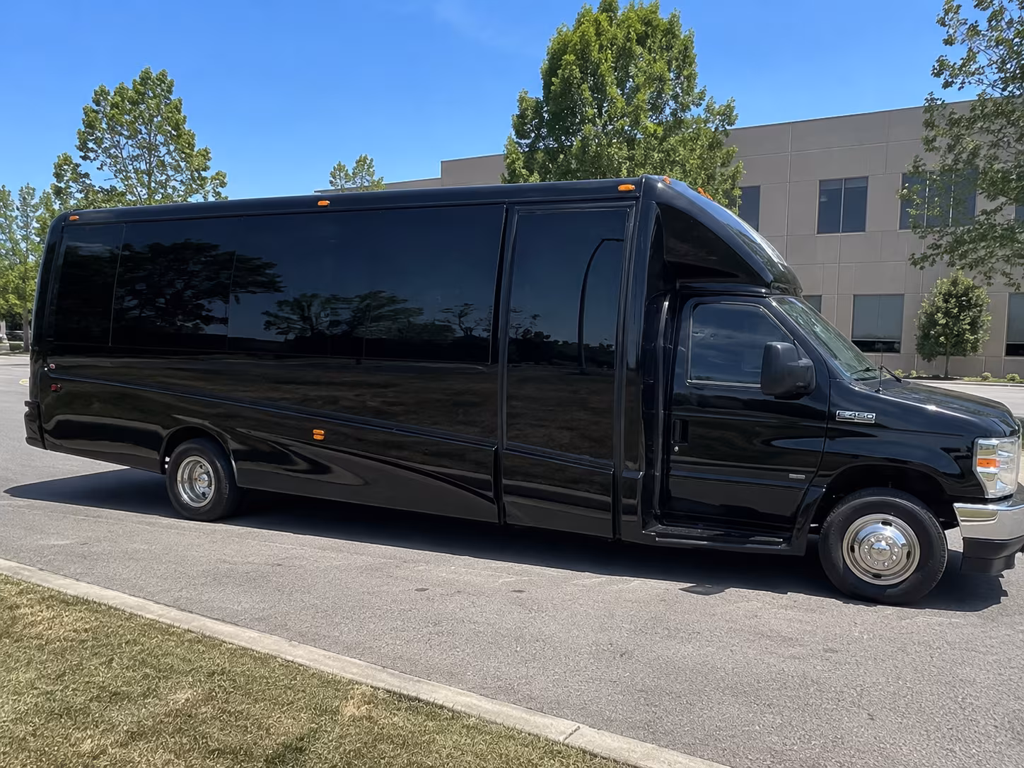 Lincoln Birthday, Sweet 16, & Quinceañera Transportation party bus exterior
